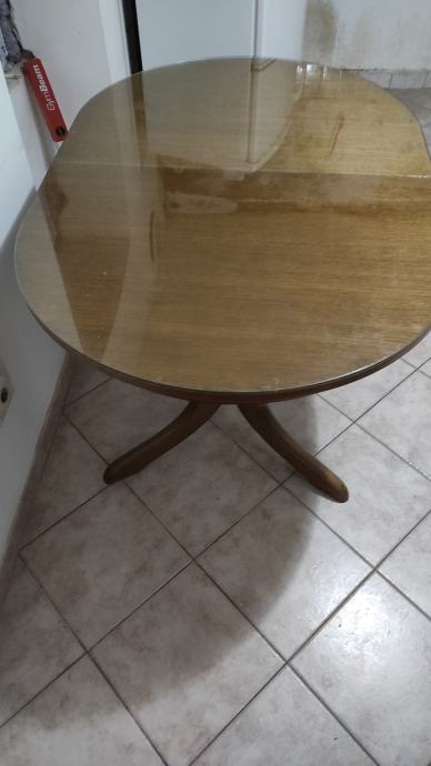 Drveni stol sa staklom-hitno