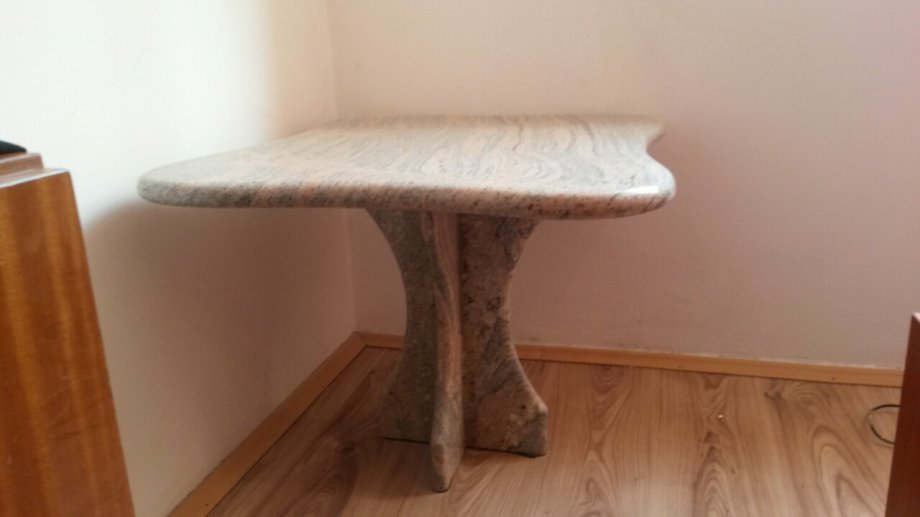 Granitni ukrasni stol JUPARANA.