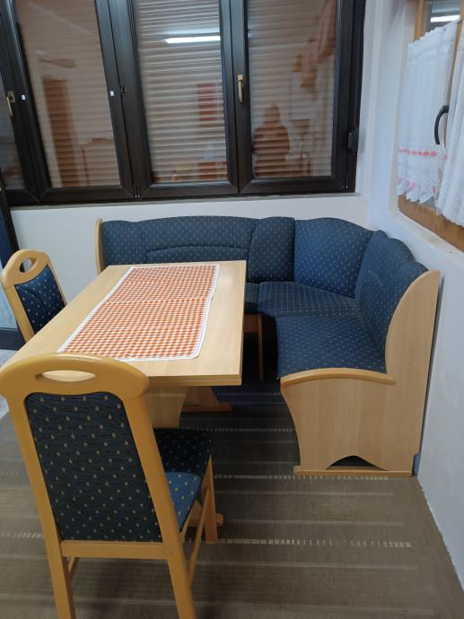 Kutna klupa, stol i dvije stolice