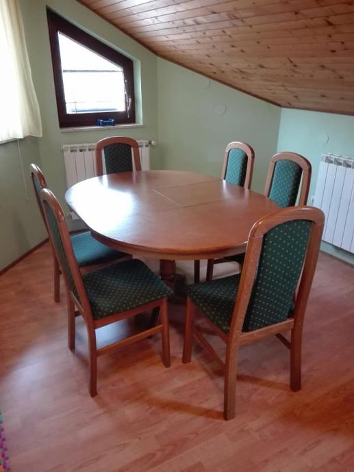 Odlično očuvani drveni stol i stolice