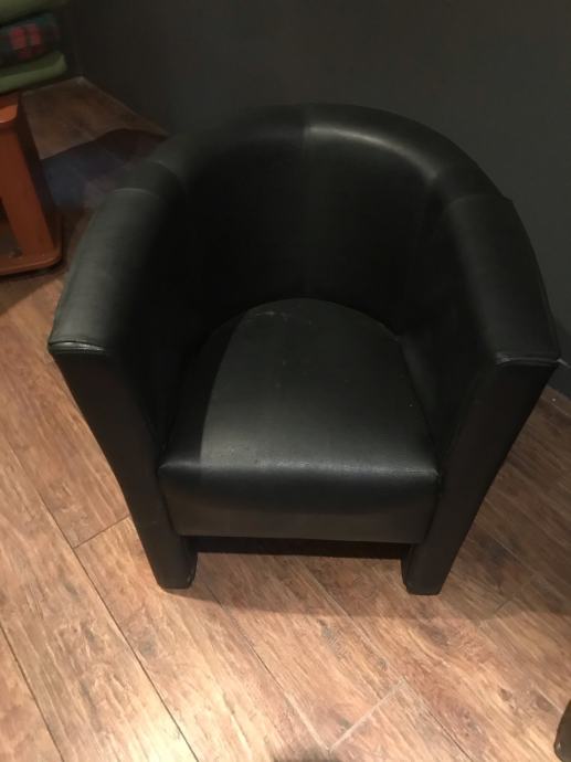 Hitno prodajem 13 crnih  fotelja