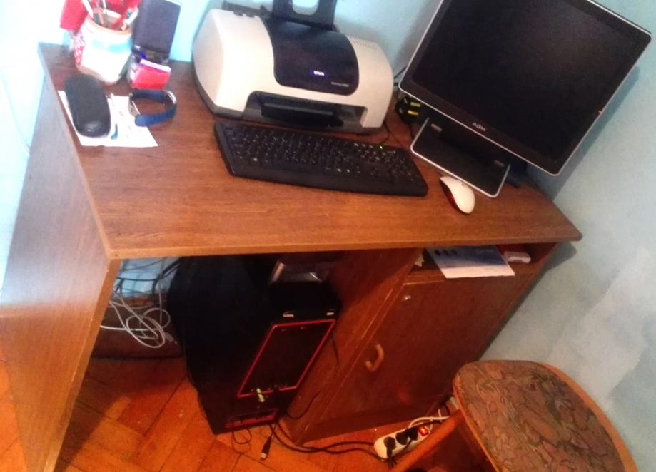 Radni stol za računalo