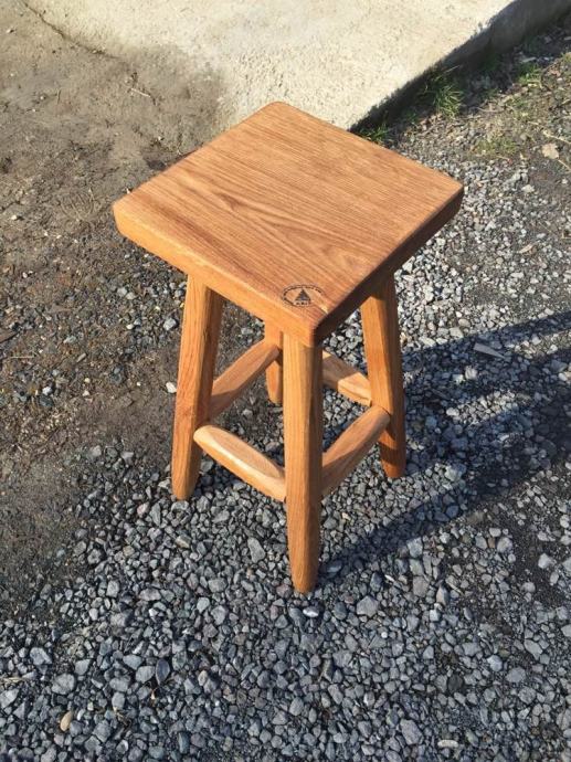 Rustikalna barska stolica za ugostiteljstvo od hrasta
