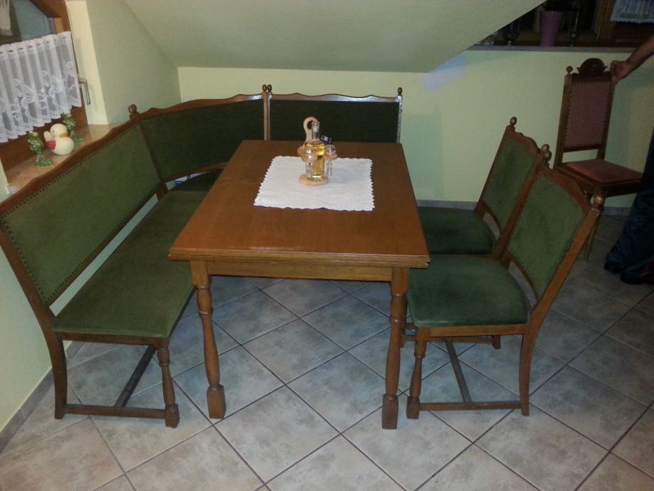 Stol s kutnom klupom i dvije stolice
