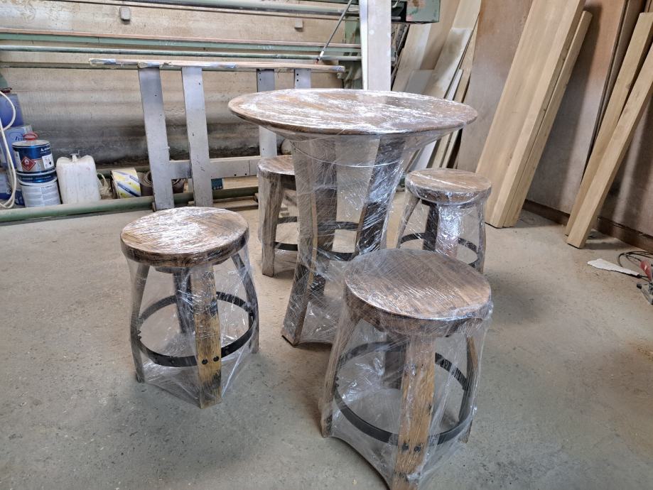 stol i stolice od starih bacva