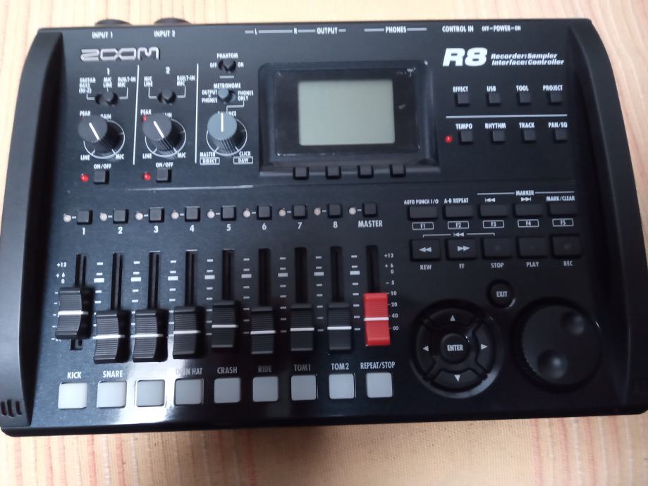 Zoom r8, audio interface, 8 tračni snimač, pad sampler....