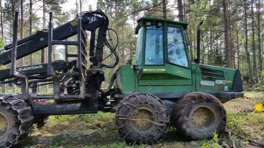 Šumski traktor (ekipaža) 8x8 John Deere 1110 D 2007g.