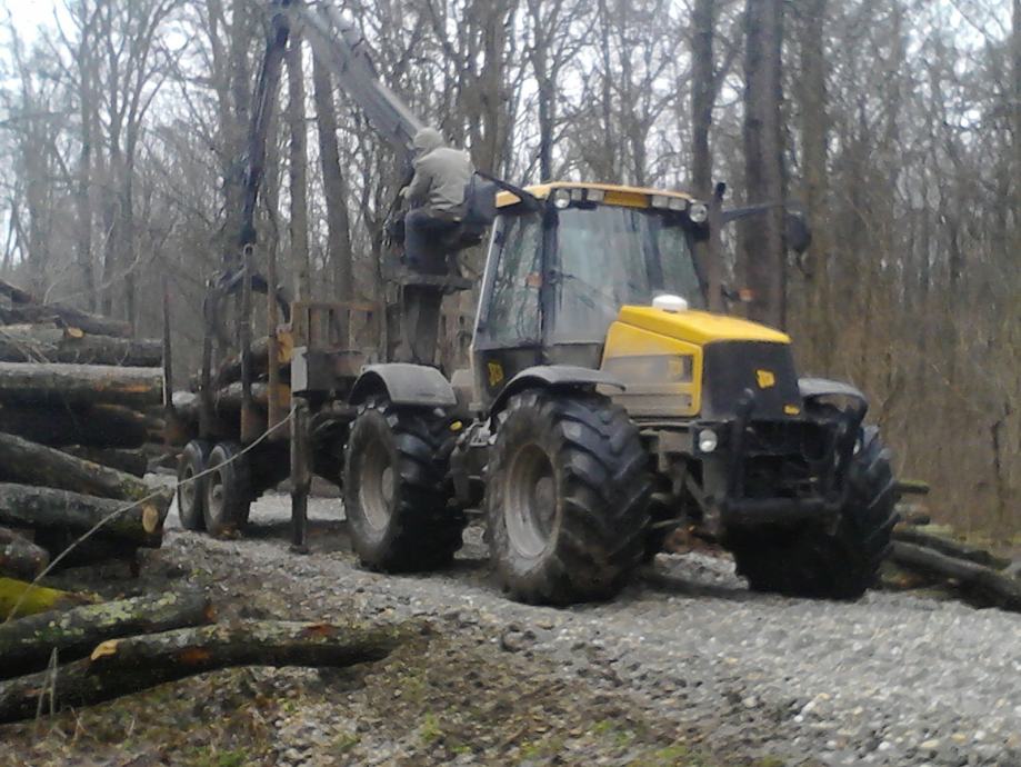 Traktor JCB Fastrac 2115 4WS i šumska prikolica Metal Vinkovci