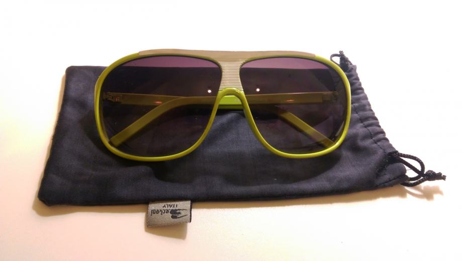 Zelene plastične sunčane naočale s UV zaštitom