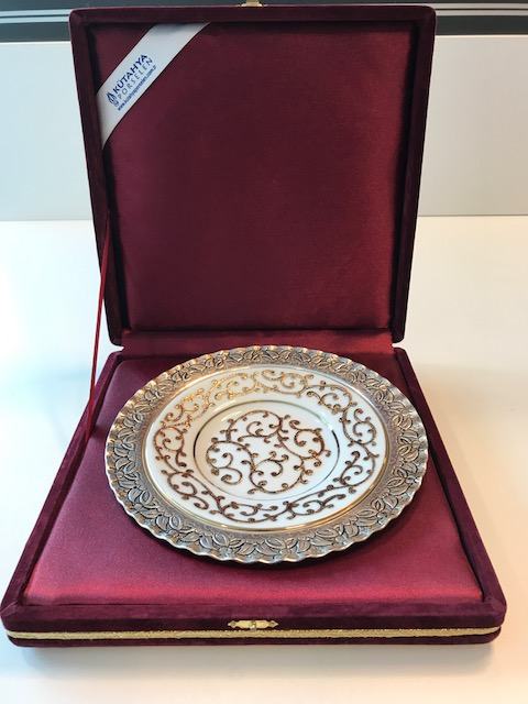 Unikatni umjetnički porculanski tanjur ukrašen zlatom i srebrom