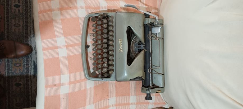 Pisaća mašina stariji model ispravna