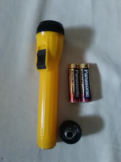 Svjetiljka na baterije, nova s novim baterijama Panasonic
