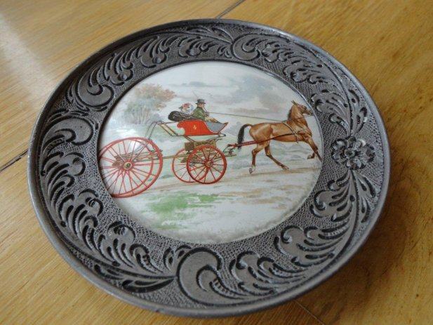 Ukrasni zidni tanjur,motiv kočija i konj;u bogatom okviru od kositra