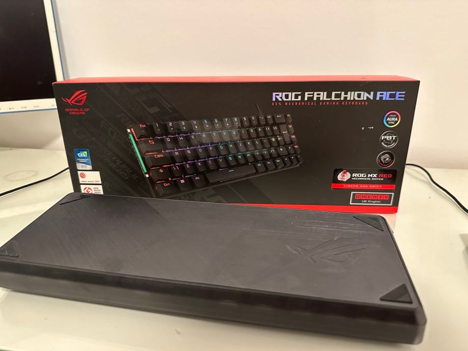 Asus rog falcon ace rgb crna