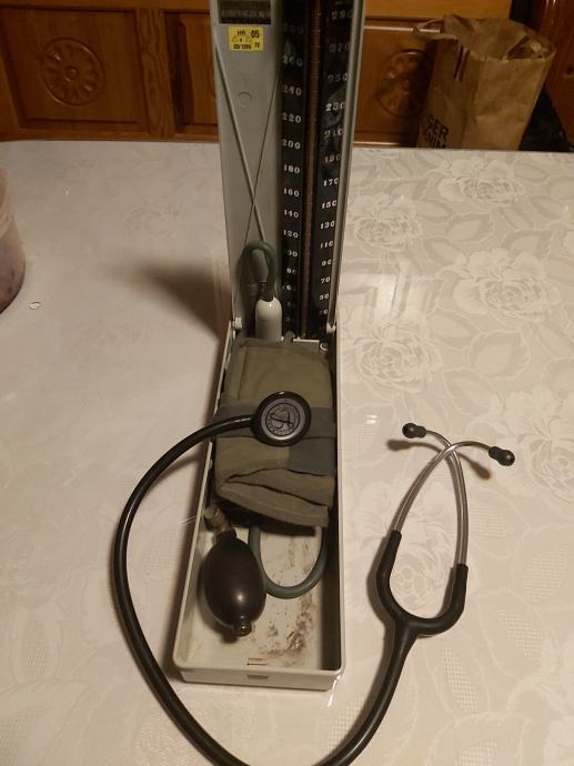 Stetoskop i tlakomjer u kompletu