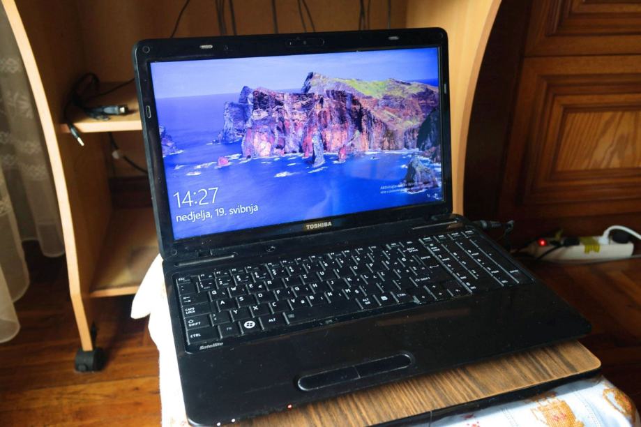 Laptop Toshiba Satellite L750D, ekran 15 incha