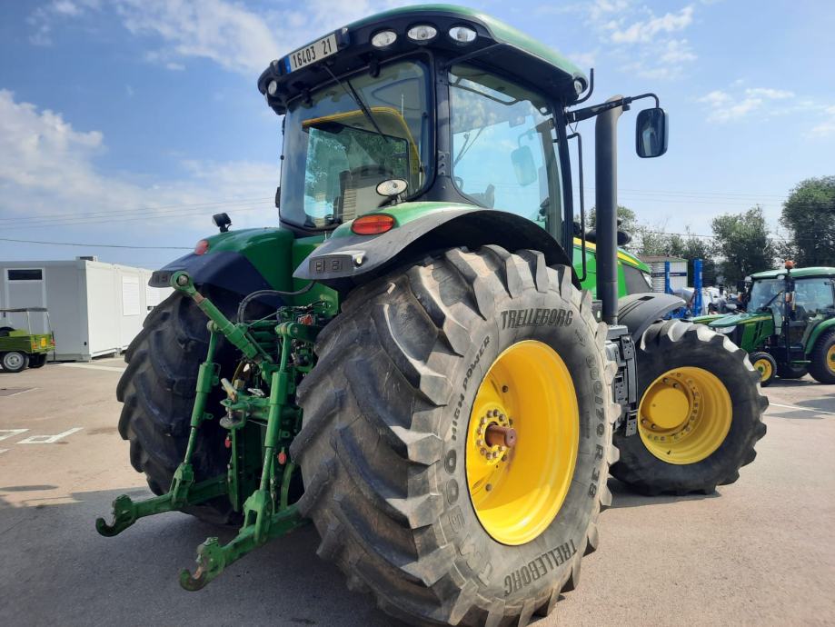 John Deere 7215R