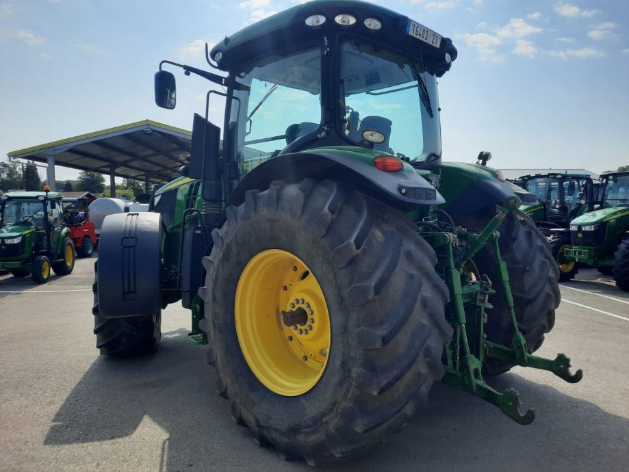John Deere 7215R