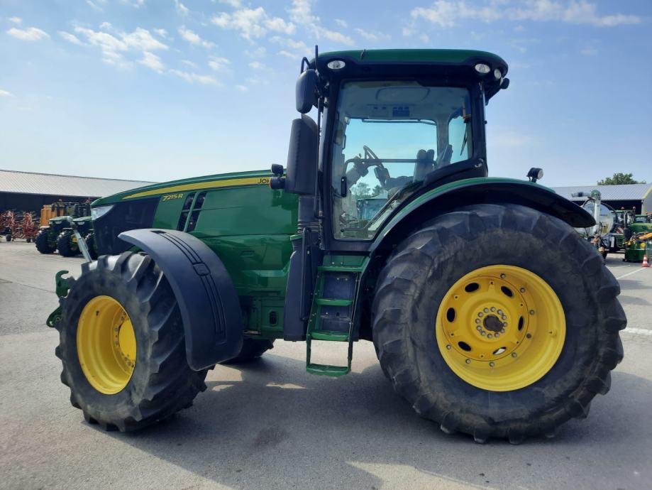 John Deere 7215R