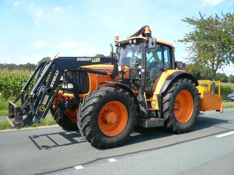 John Deere traktor s kranskom kosilicom - malčer za kanale
