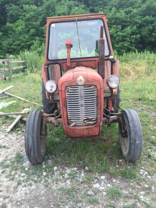 Prodaje se traktor 533 79 godina!