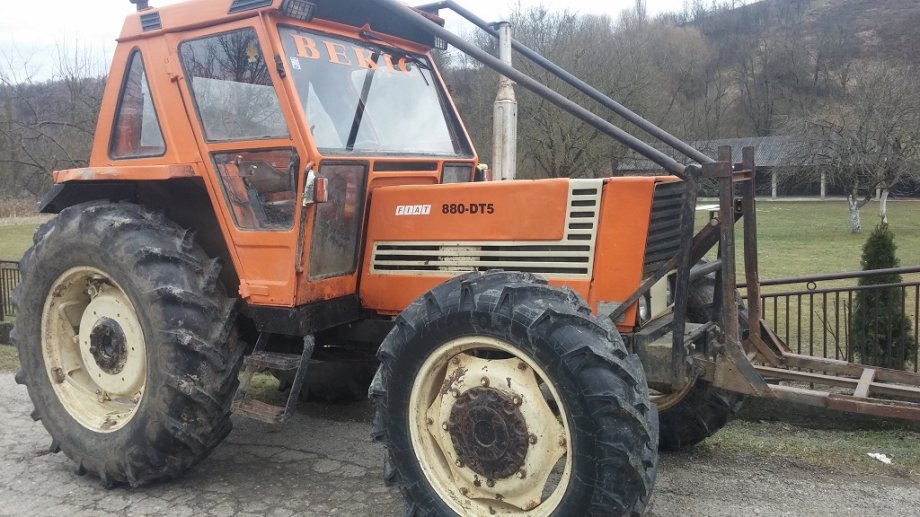 Prodaje se traktor FIAT 880 DT