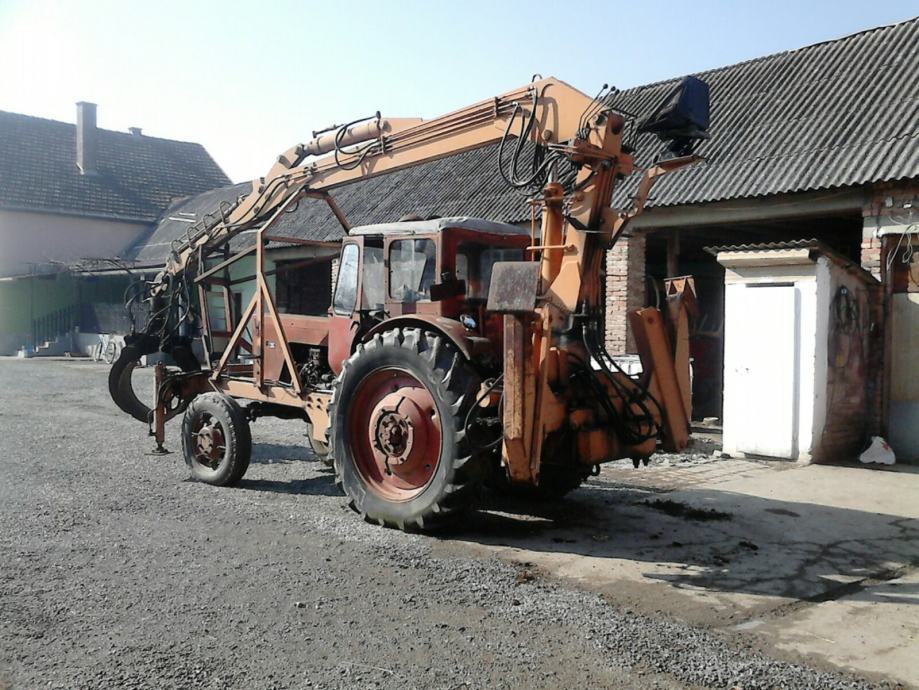 traktor belarus s utovaracem