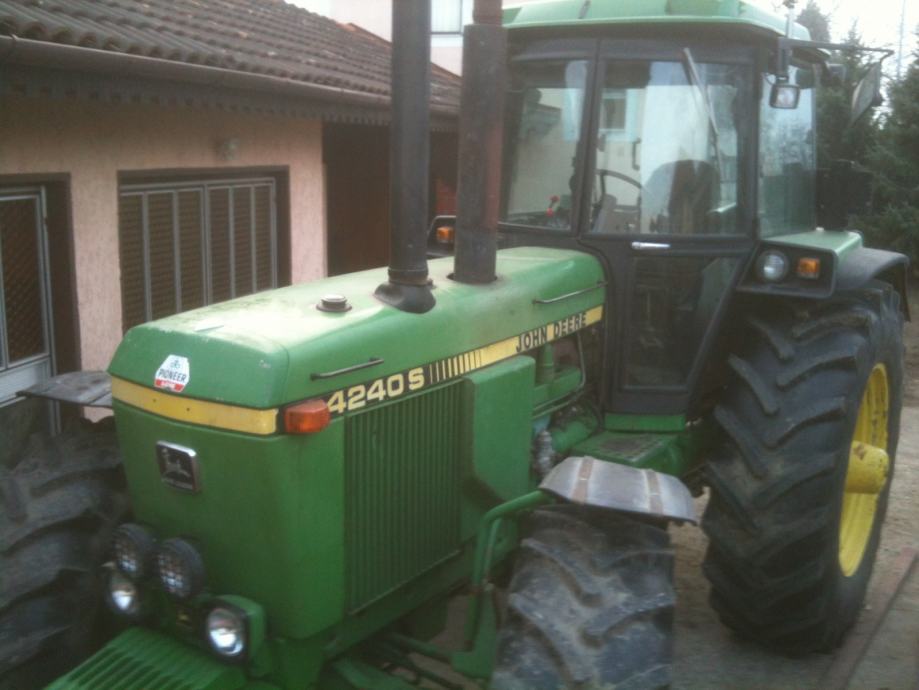Traktor John Deere 4240S