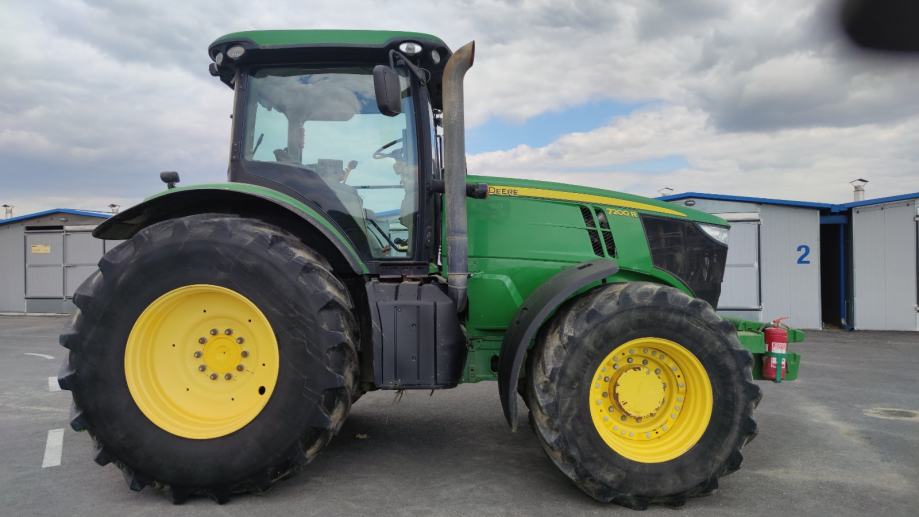 TRAKTOR JOHN DEERE 7200 R