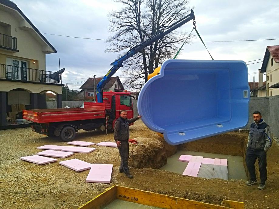 Prijevoz raznih tereta; mali kamion kiper sa kranom (grajfer)