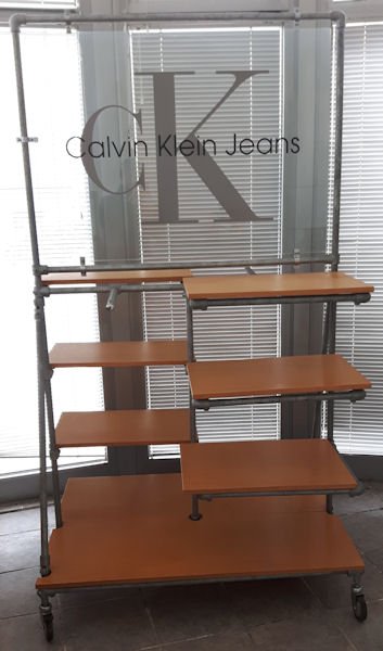 Polica za trgovine i butike original Calvin Klein namještaj