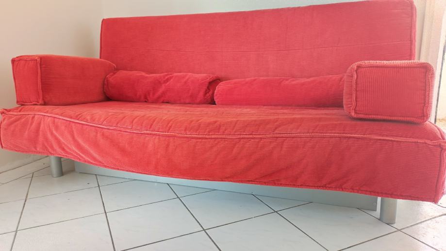 Ikea Couch crveni trosjed i krevet 200x140 Njivice
