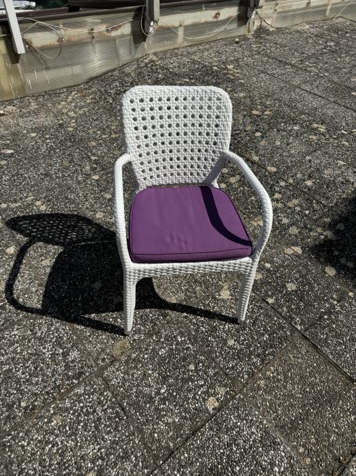 Atraktivne bijele stolice za terasu