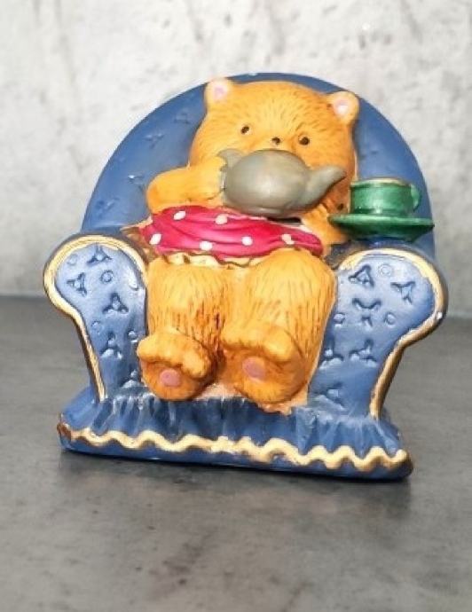 2 keramičke figure medvjeda u fotelji