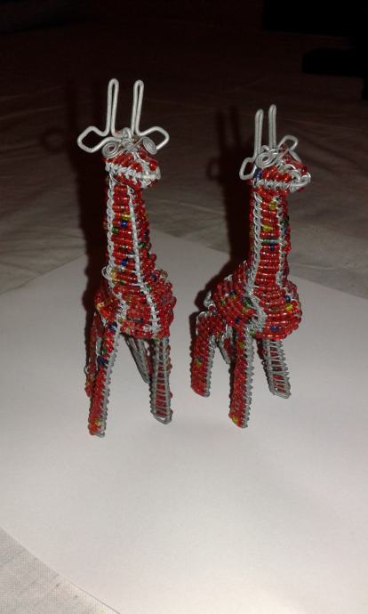 Figurice - dvije žirafe - instalacija od žice i sitnih perli