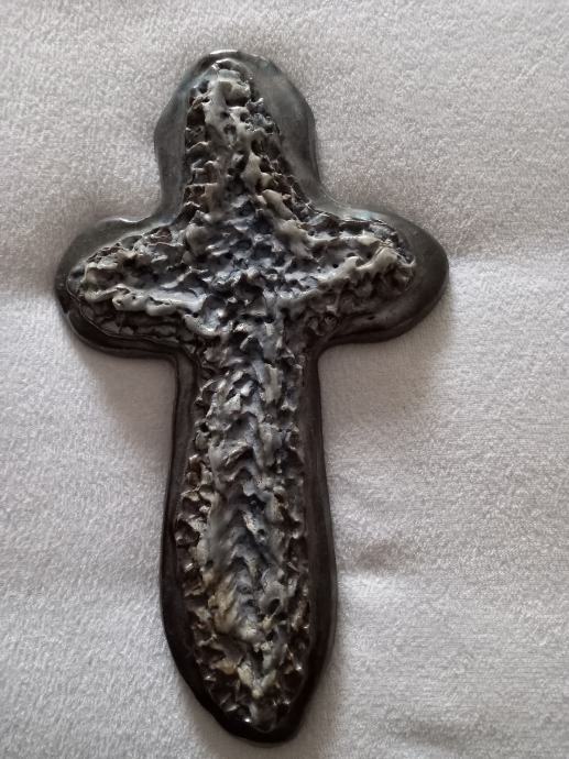 Križ od pečene keramike