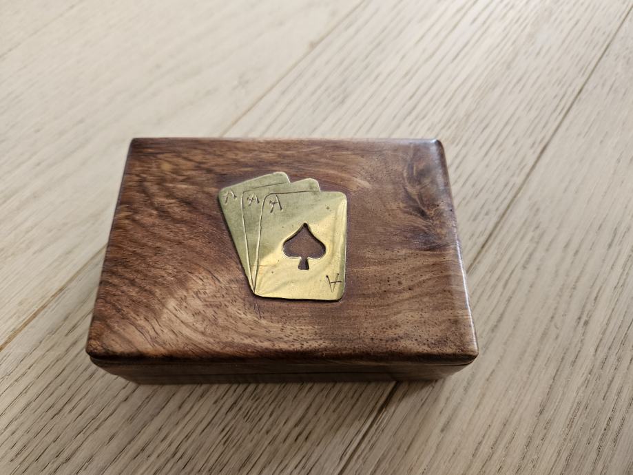 Drvena kutijica s motivom karata (kutijica za špil karata)