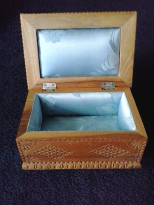 Ukrasna drvena kutijica za nakit