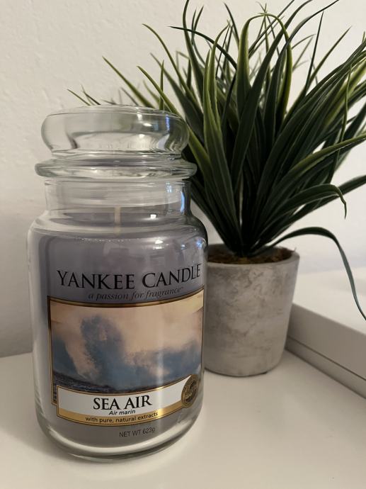 Yankee Candle- Sea Air ili Tobacco flower