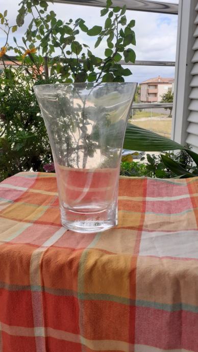 Polukružna staklena vaza 20x14cm