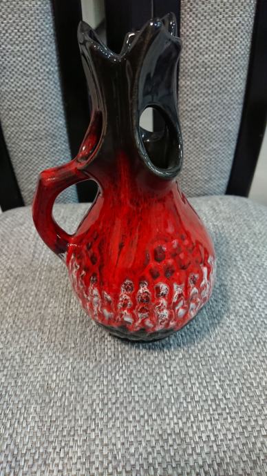 Vaza u crveno-crnom tonu