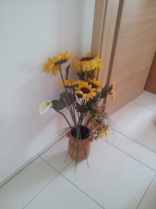 Vaza s Cvijecem plasticnim