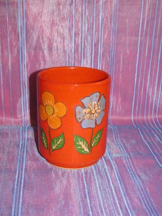 Vaza keramika, crvena sa cvijetovima. 10 x 12 cm.