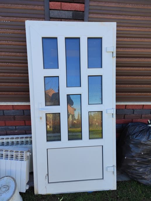 Prodajem PVC ulazna vrata