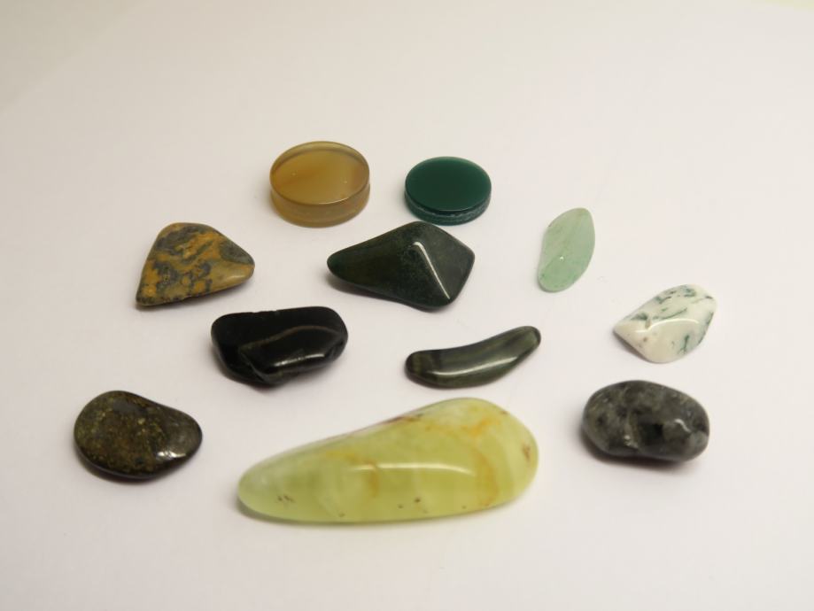 Razni sitni minerali i poludrago kamenje za nakit