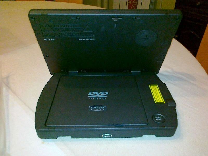 Prijenosni SONY DVD i CD player za auto + autosjedalo držač