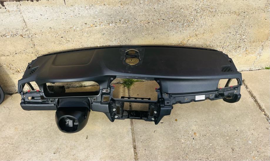 BMW f10 f11 Instrument tabla armatura crna zrazni jastuk