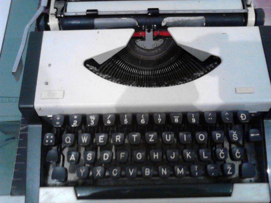 Prodajem staru pisaću mašinu