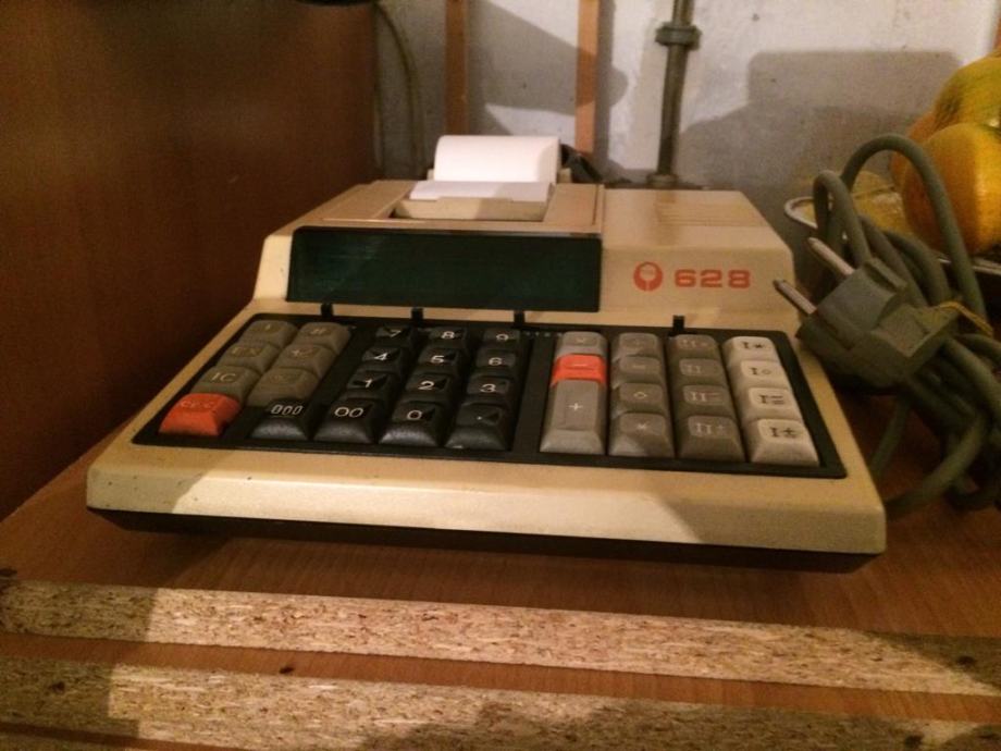 Stolni kalkulator s trakom