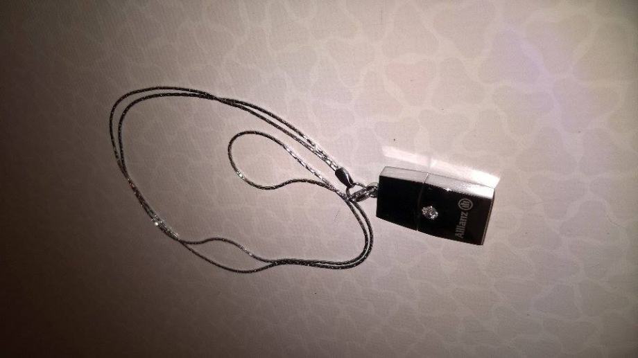Elegantan USB stick 4 GB u obliku ogrlice prodajem
